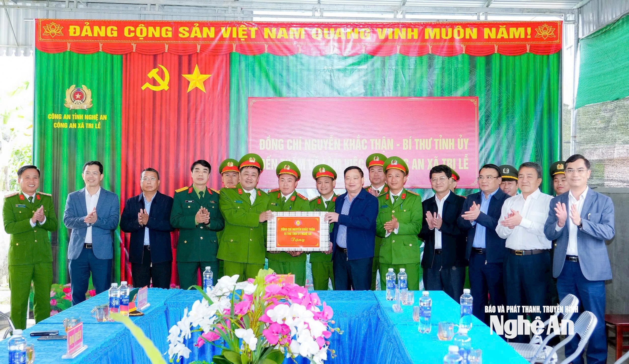 Bí thư Tỉnh uỷ Nguyễn Khắc Thận tặng quà cho Công an xã Tri Lễ. Ảnh: Phạm Bằng