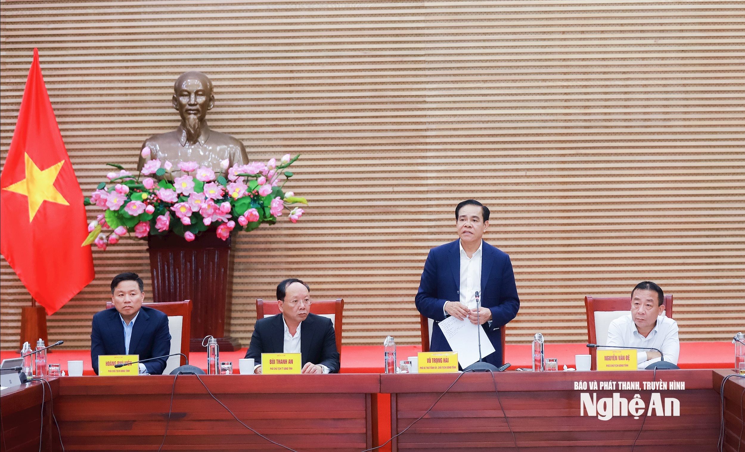 Chủ tịch UBND tỉnh Võ Trọng Hải và các đồng chí Phó Chủ tịch UBND tỉnh tại cuộc làm việc. Ảnh: Thành Duy