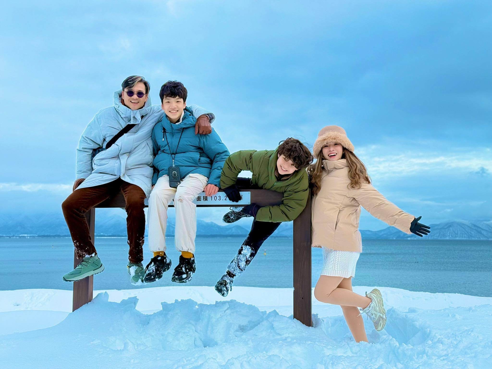 Vợ chồng Đan Lê thường đưa 2 con đi du lịch.