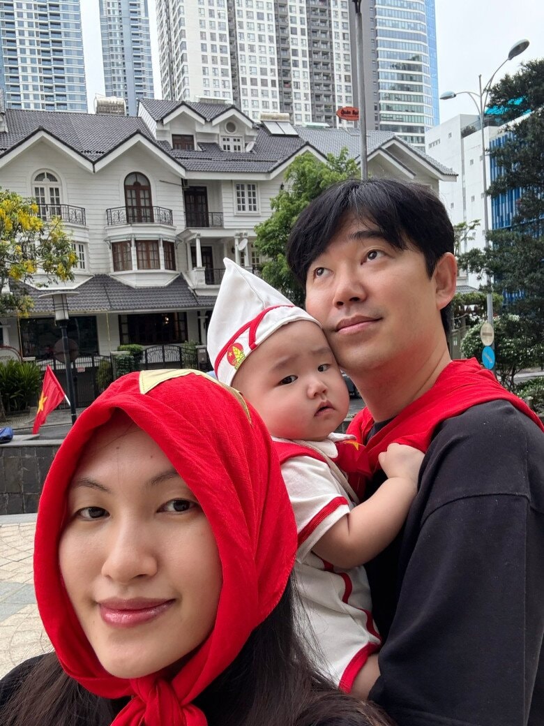 Bé Naru được nhận xét là “bản sao” của bố, rất bụ bẫm và đáng yêu.
