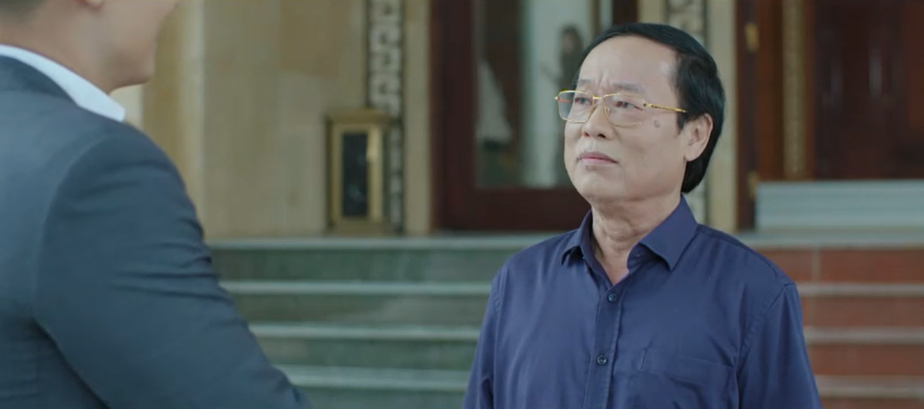 Lằn ranh - Tập 24: Khắc gặp nguy cơ xuống làm nhân viên quèn, chỉ còn lại người tình ở bên- Ảnh 8.