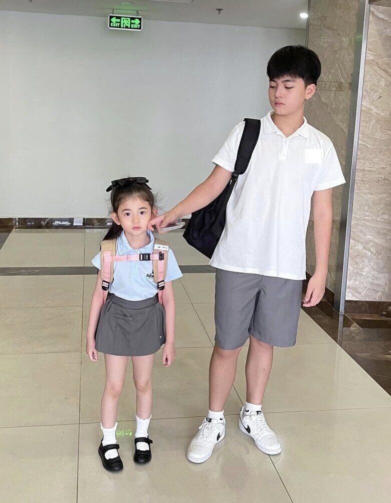 Nam Phong rất thân thiết bên em gái Mai Vi.