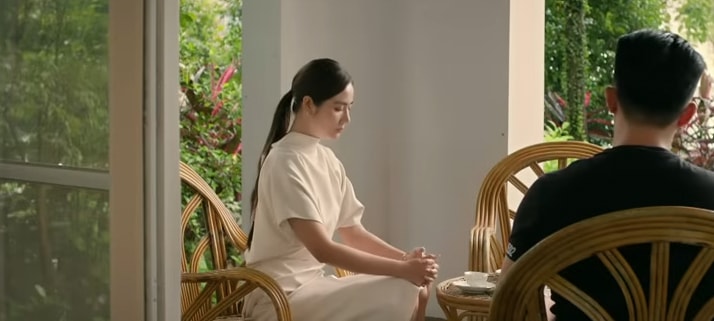 Cảnh trong phim Cách em 1 milimet tập 27, trong đó Nghiêm thuê thám tử theo dõi Ngân và Viễn.