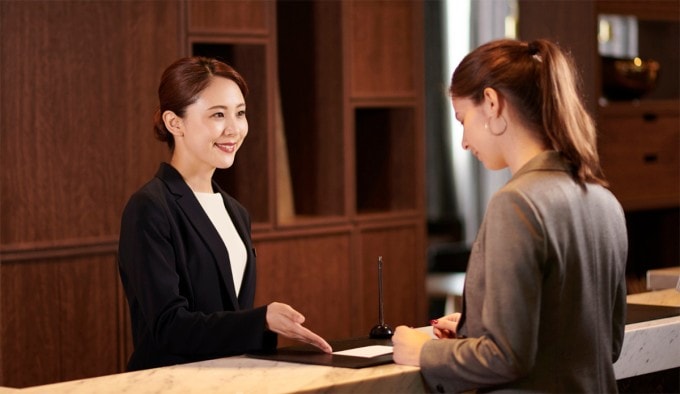 Nhân viên lễ tân thường viết số phòng của khách. Ảnh: vegoutmag