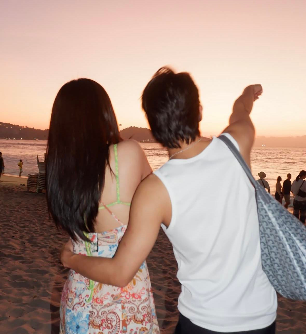 Tăng Duy Tân ôm eo Bích Phương khi cả hai ngắm hoàng hôn.