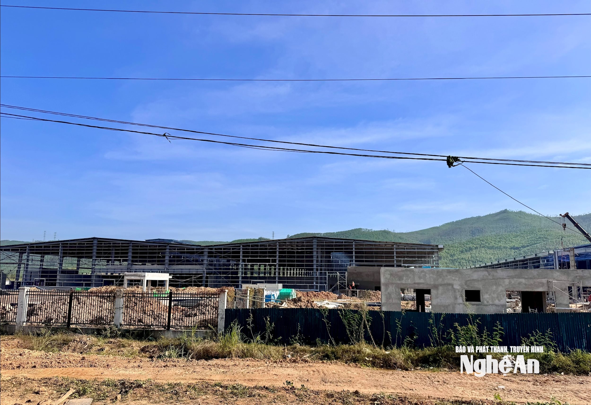 Вирівнювання території індустріального парку Хоангмай 2 у комуні Куїнь Тханг для будівельних підприємств. Фото: Н. Хай