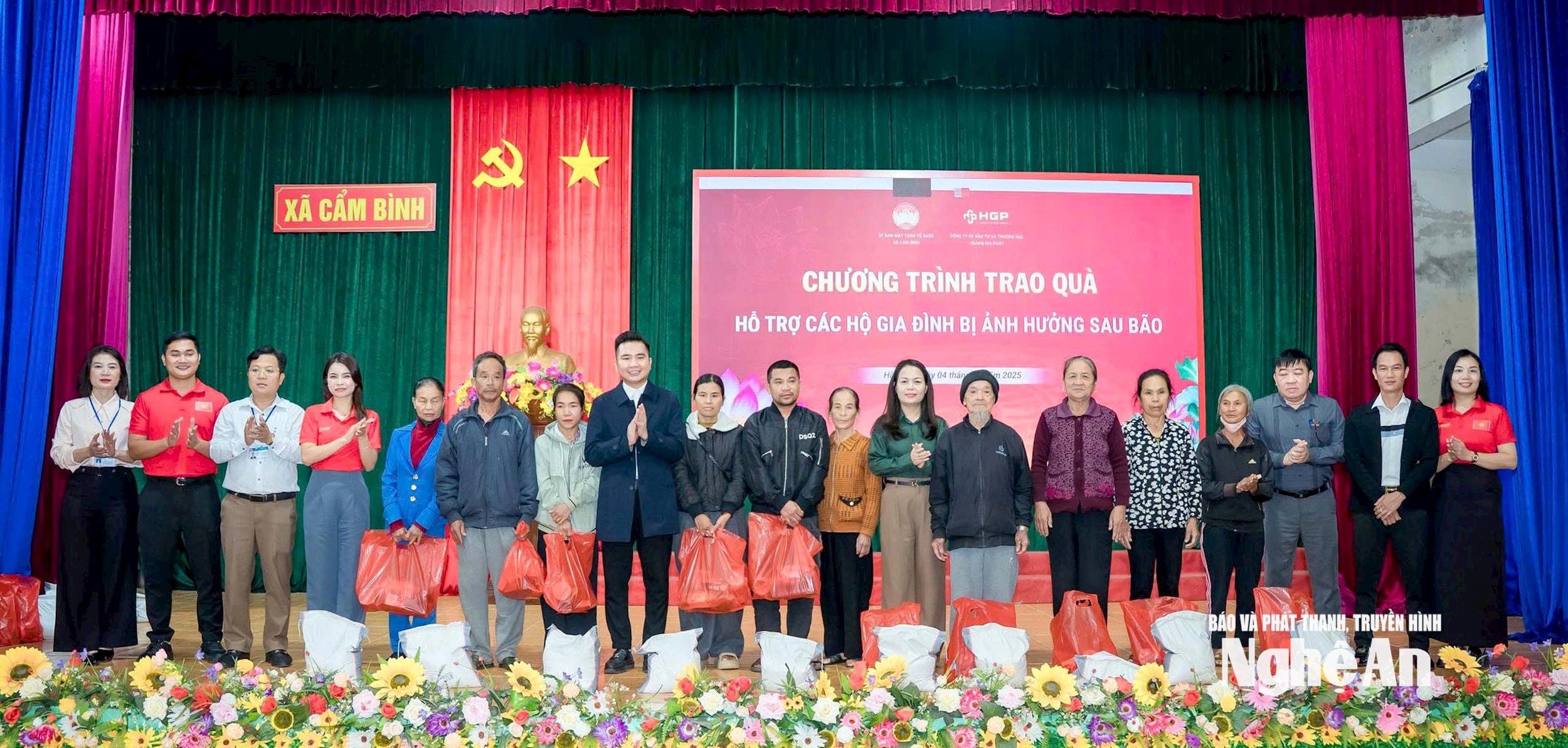 rozdávání dárků lidem z obce Cam Binh