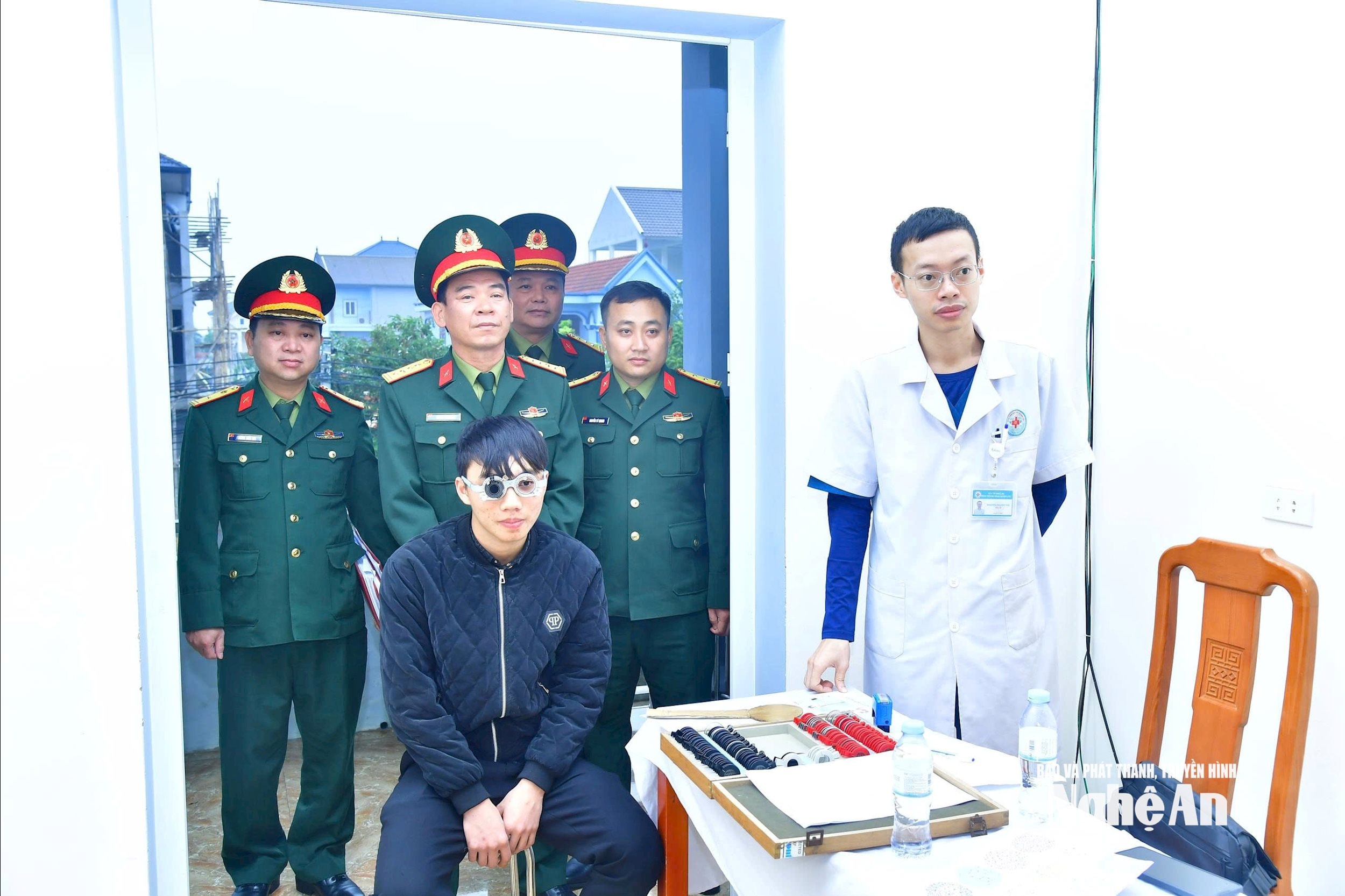 Ο Συνταγματάρχης Hoang Dinh Luan - Αναπληρωτής Διοικητής, Αρχηγός Επιτελείου της Επαρχιακής Στρατιωτικής Διοίκησης, επιθεώρησε τις εργασίες ιατρικών εξετάσεων στο Γενικό Νοσοκομείο Dien Chau. Φωτογραφία: Trong Kien