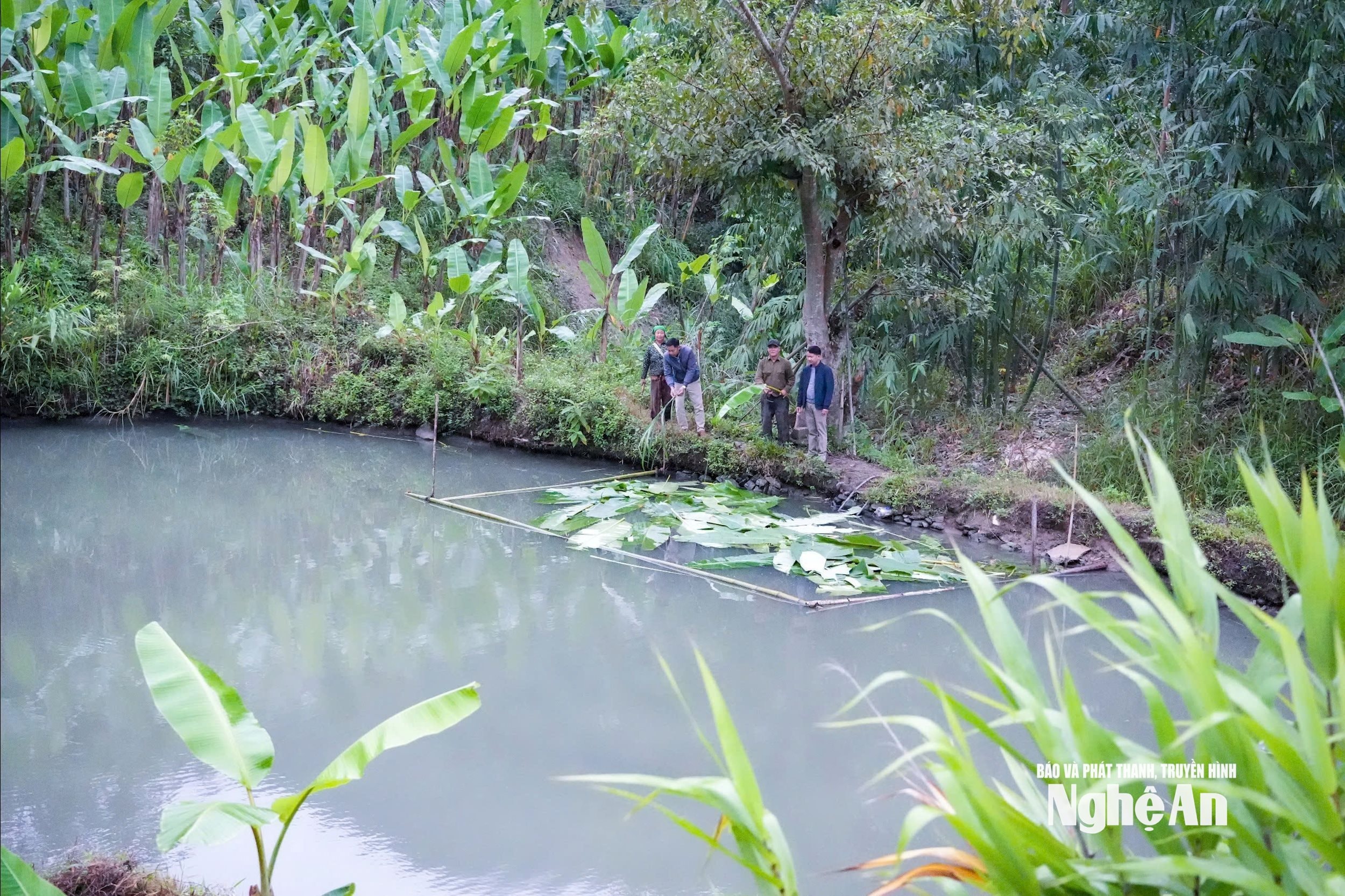 Bí thư Chi bộ bản Khe Kiền Lô Văn Xai và trưởng bản Lương Văn Duy kiểm tra tình hình sản xuất của người dân. Ảnh; TP