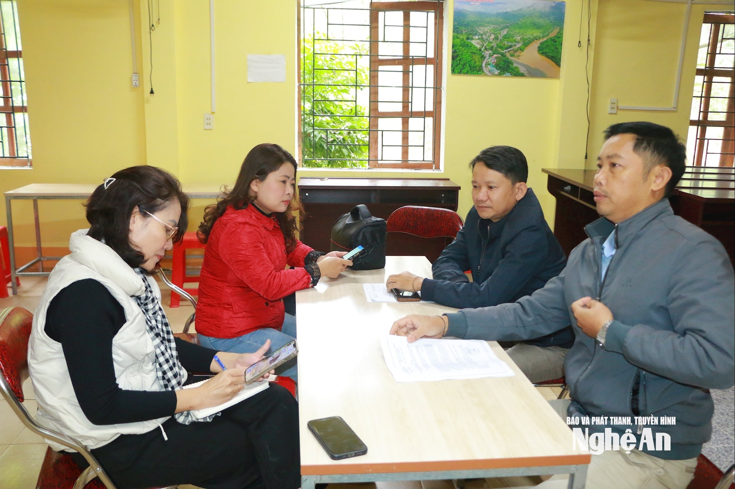 Bí thư Chi bộ bản Khe Kiền Lô Văn Xai và trưởng bản Lương Văn Duy trao đổi với phóng viên về những nghị quyết phát triển kinh tế hộ. Ảnh ĐT