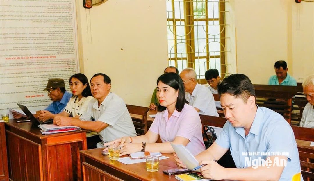 Đồng chí Lê Văn Lương- Uỷ viên BCH đảng bộ tỉnh, Bí thư Đảng uỷ xã Tương Dương dự sinh hoạt định kỳ ở cơ sở. Ảnh ĐT