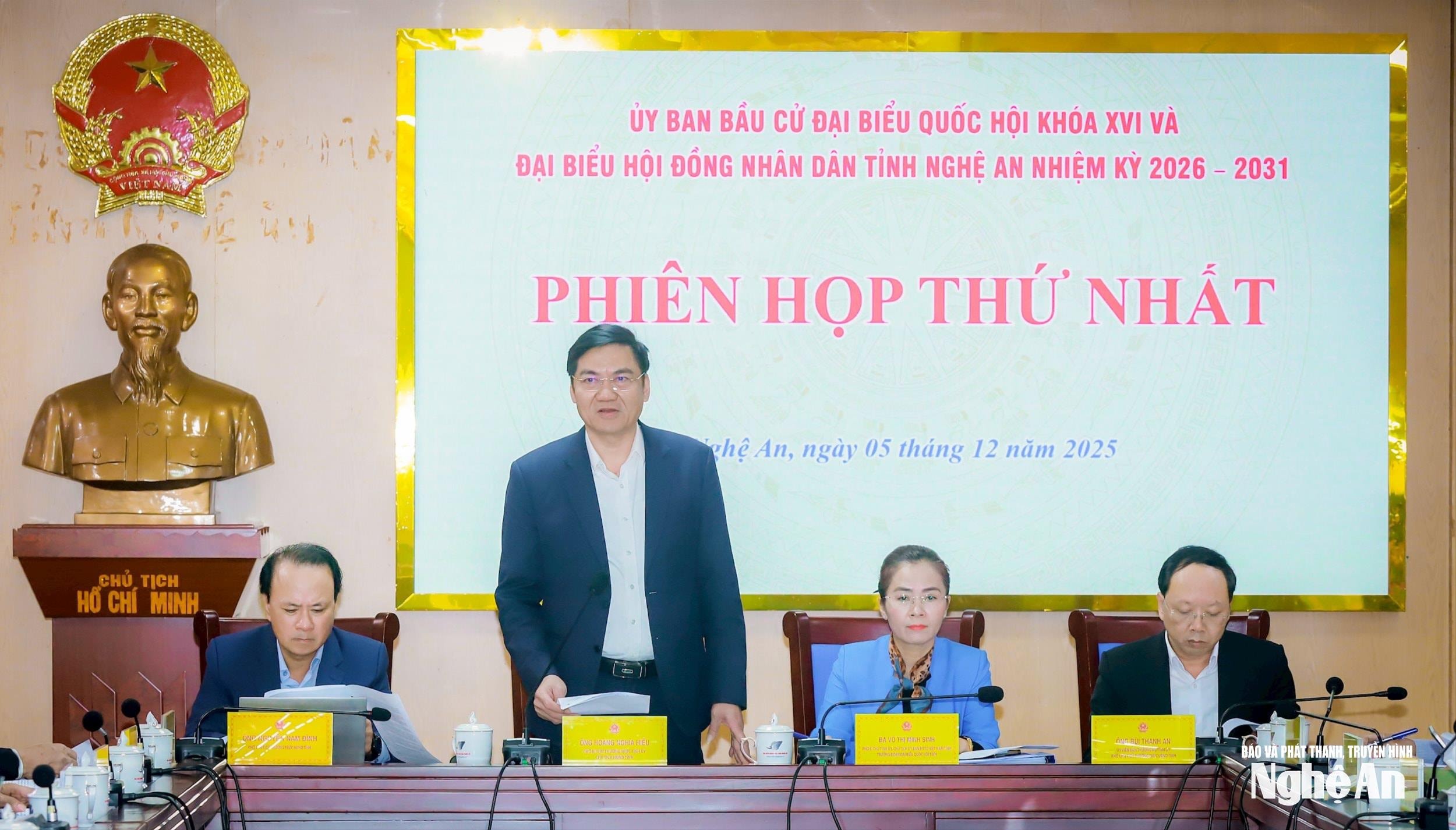 Đồng chí Hoàng Nghĩa Hiếu - Phó Bí thư Thường trực Tỉnh ủy, Chủ tịch HĐND tỉnh, Chủ tịch Ủy ban bầu cử tỉnh chủ trì, điều hành phiên họp. Ảnh: Thành Duy