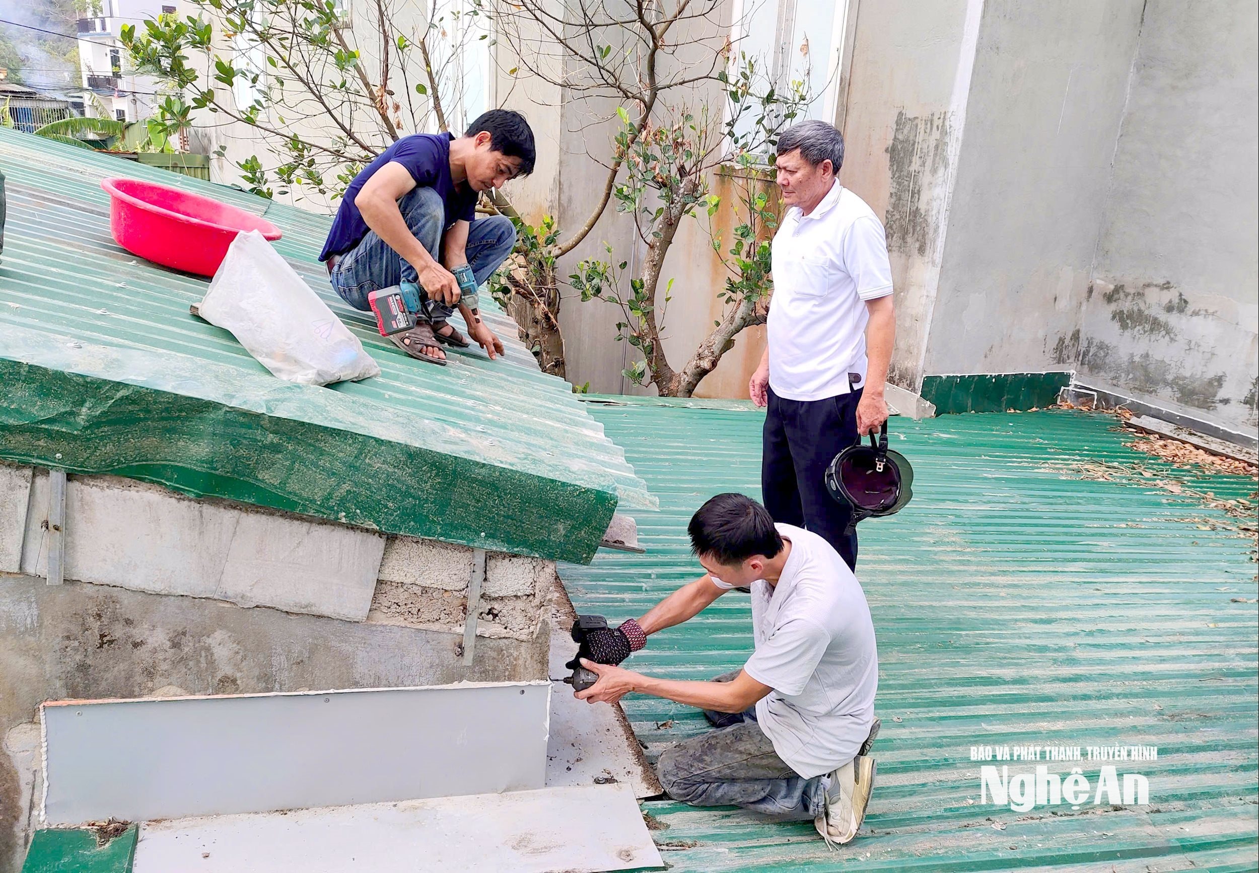 Người dân Nghệ An dựng lại nhà cửa sau bão ảnh. Ảnh Quang An