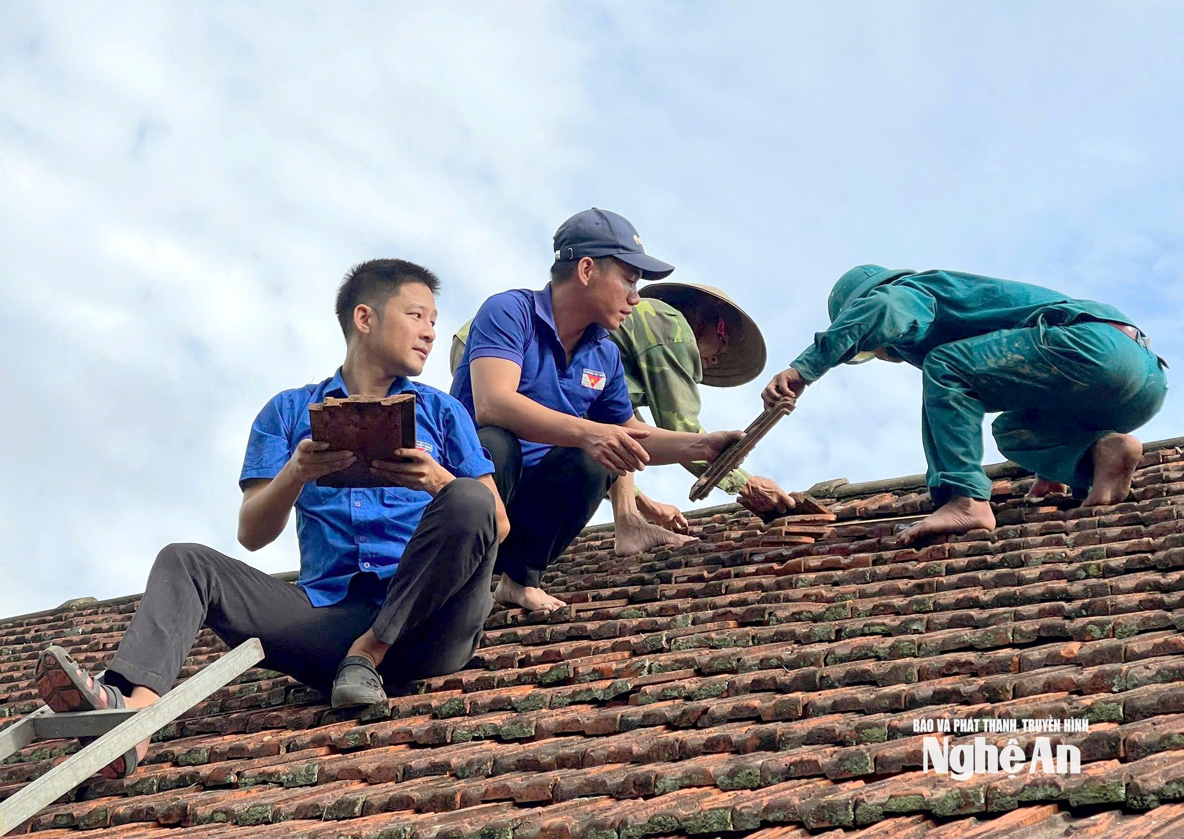 Người dân Nghệ An dựng lại nhà cửa sau bão. Ảnh Quang An