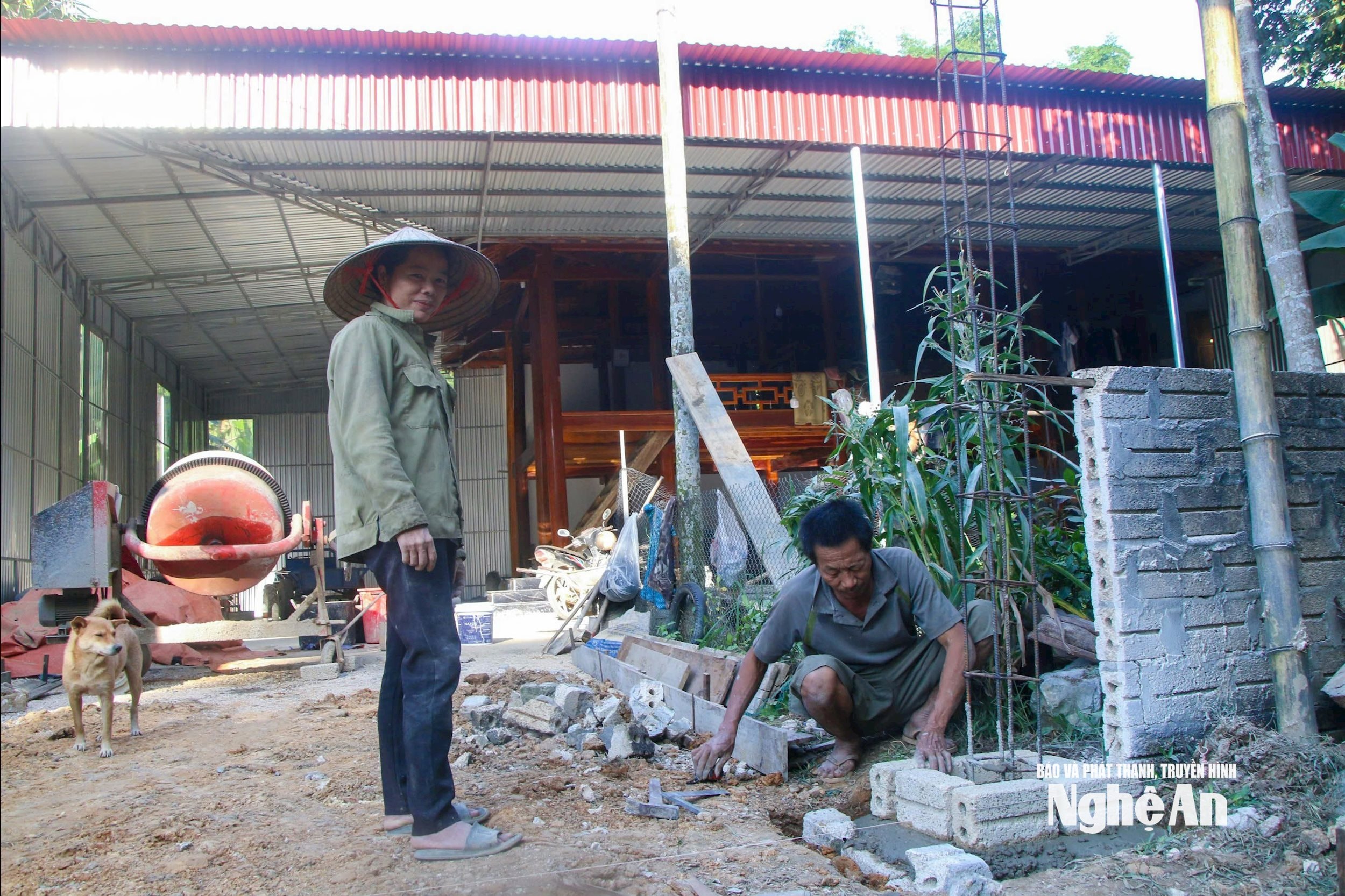 Người dân xã Châu Tiến dựng nhà mới kiên cố hơn trong mùa mưa bão. Ảnh Đình Tuyên