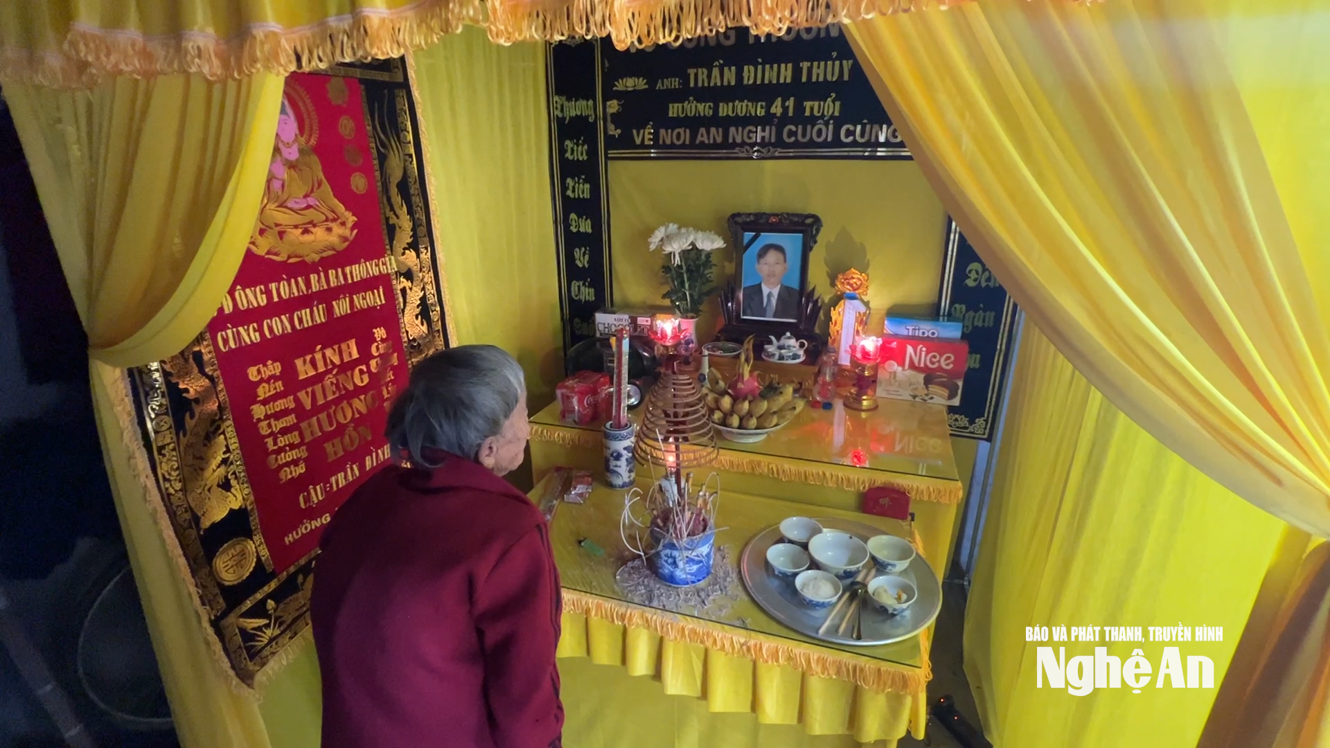 Den gamle moren ved alteret til sin yngste sønn