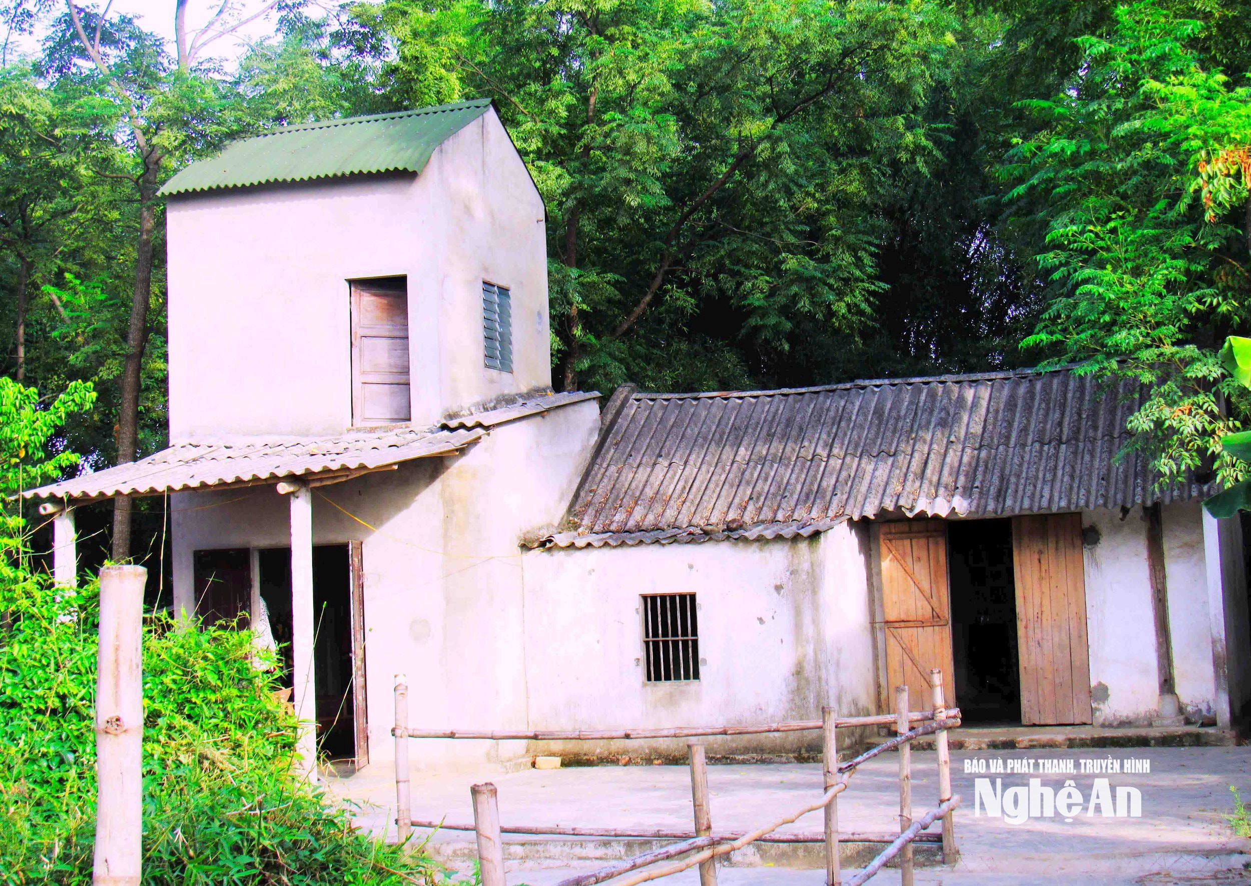 Nhà chòi chống lũ của người dân Nghệ An. Ảnh Quang An