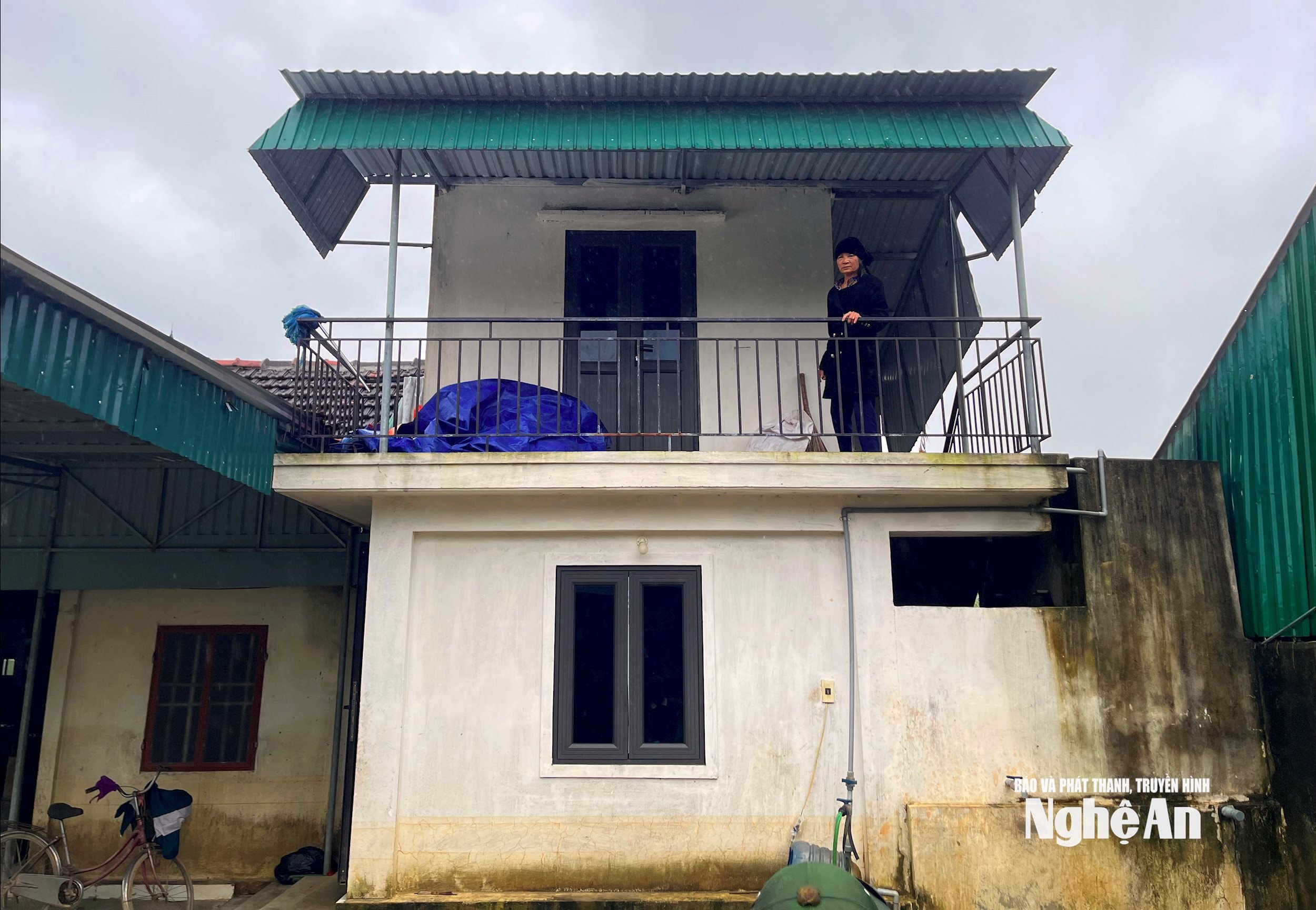 Nhà chòi tránh lũ của bà Trần Thị Vinh xã Lam Thành. Ảnh Quang An