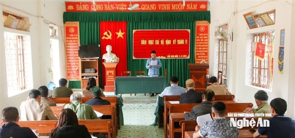 Sinh hoạt chi bộ định kỳ ở bản Mon. Ảnh ĐT