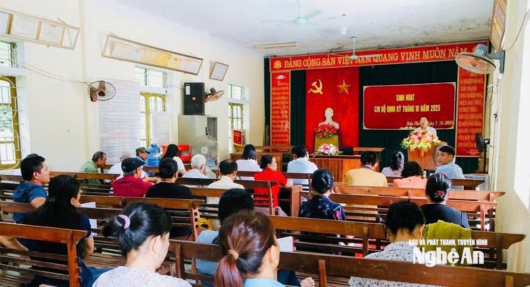 Sinh hoạt chi bộ ở các thôn bản trên địa bàn xã Tương Dương đã có nhiều đổi mới. Ảnh ĐT