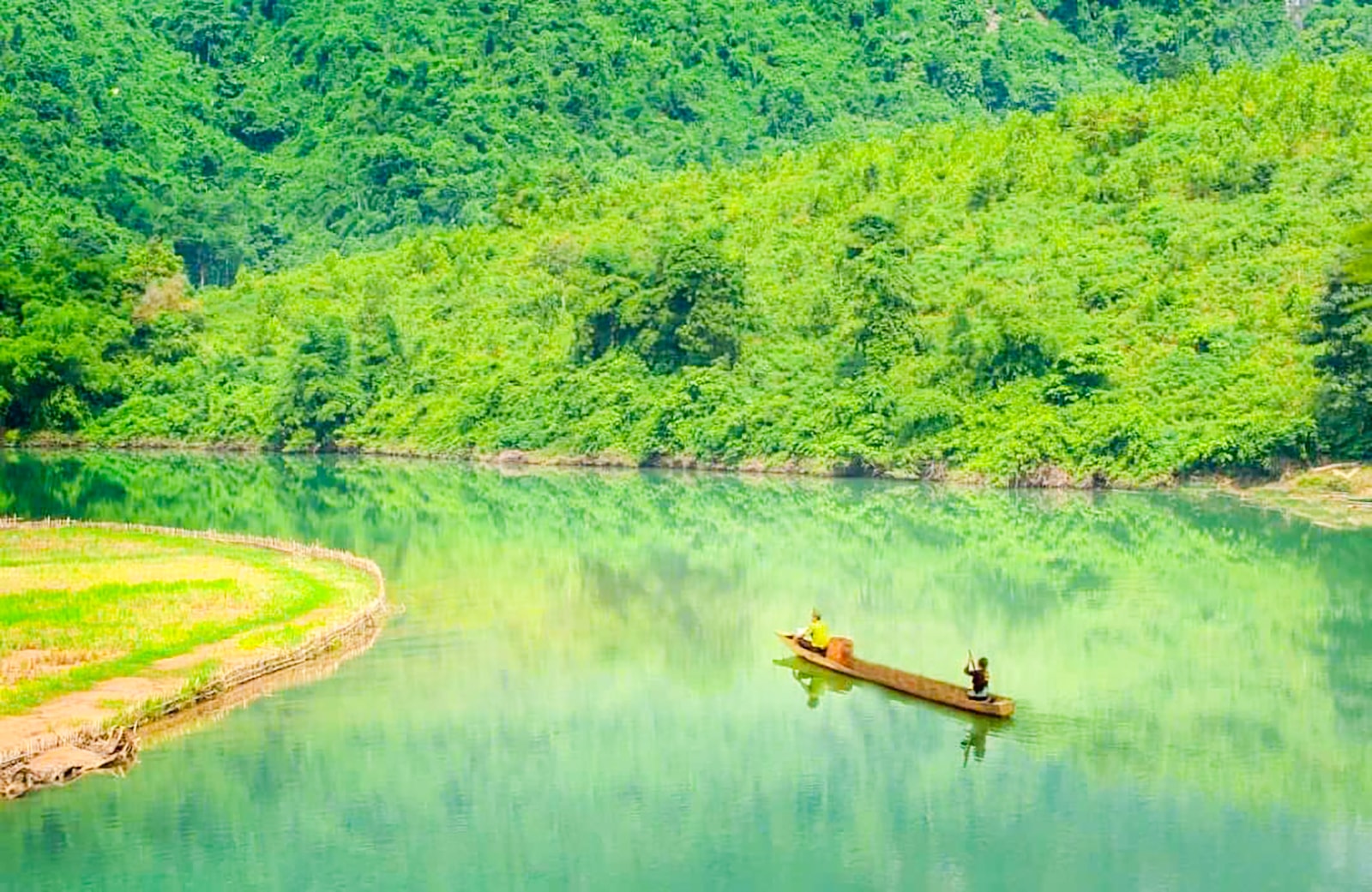 Đi thuyền trên sông Giăng trong lõi Vườn Quốc gia Pù Mát-bb