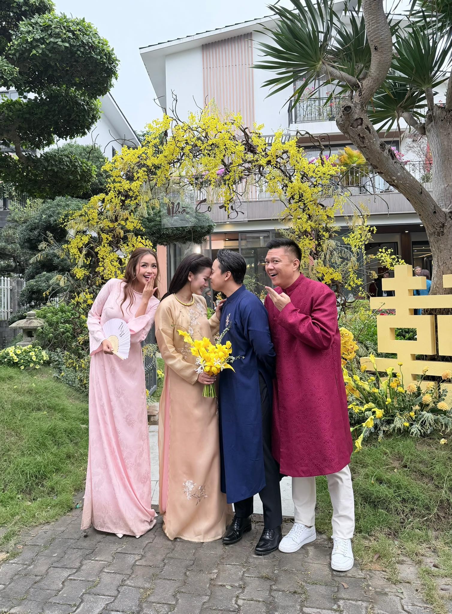 Hội bạn để lộ cơ ngơi hoành tráng của nhà trai