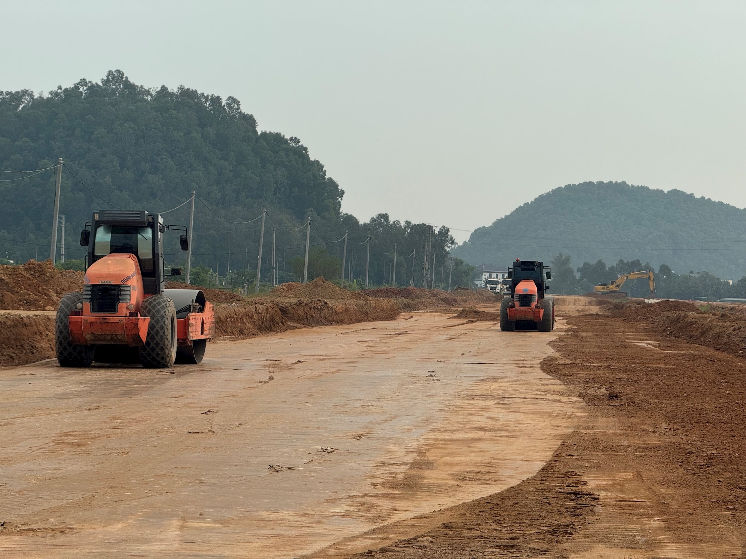 Ведется строительство второй фазы дороги N5 от коммуны Донг Лок до коммуны Хай Лок. Фото Нгуен Хая.