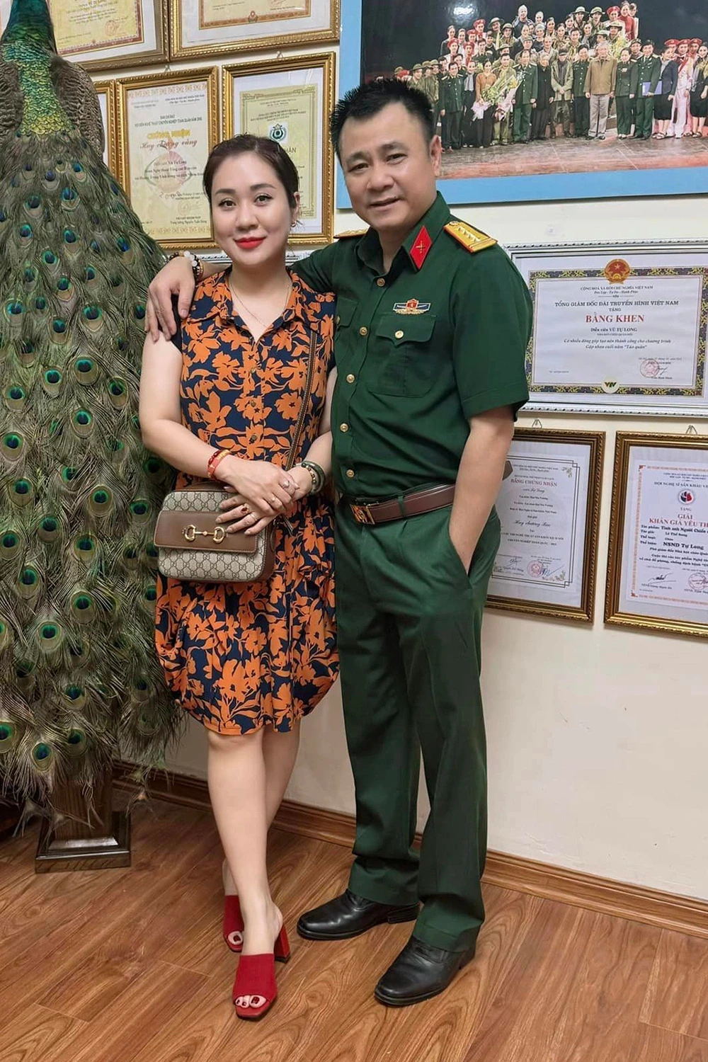 Bên cạnh sự nghiệp thành công, Tự Long có hôn nhân hạnh phúc bên vợ Thiếu tá.