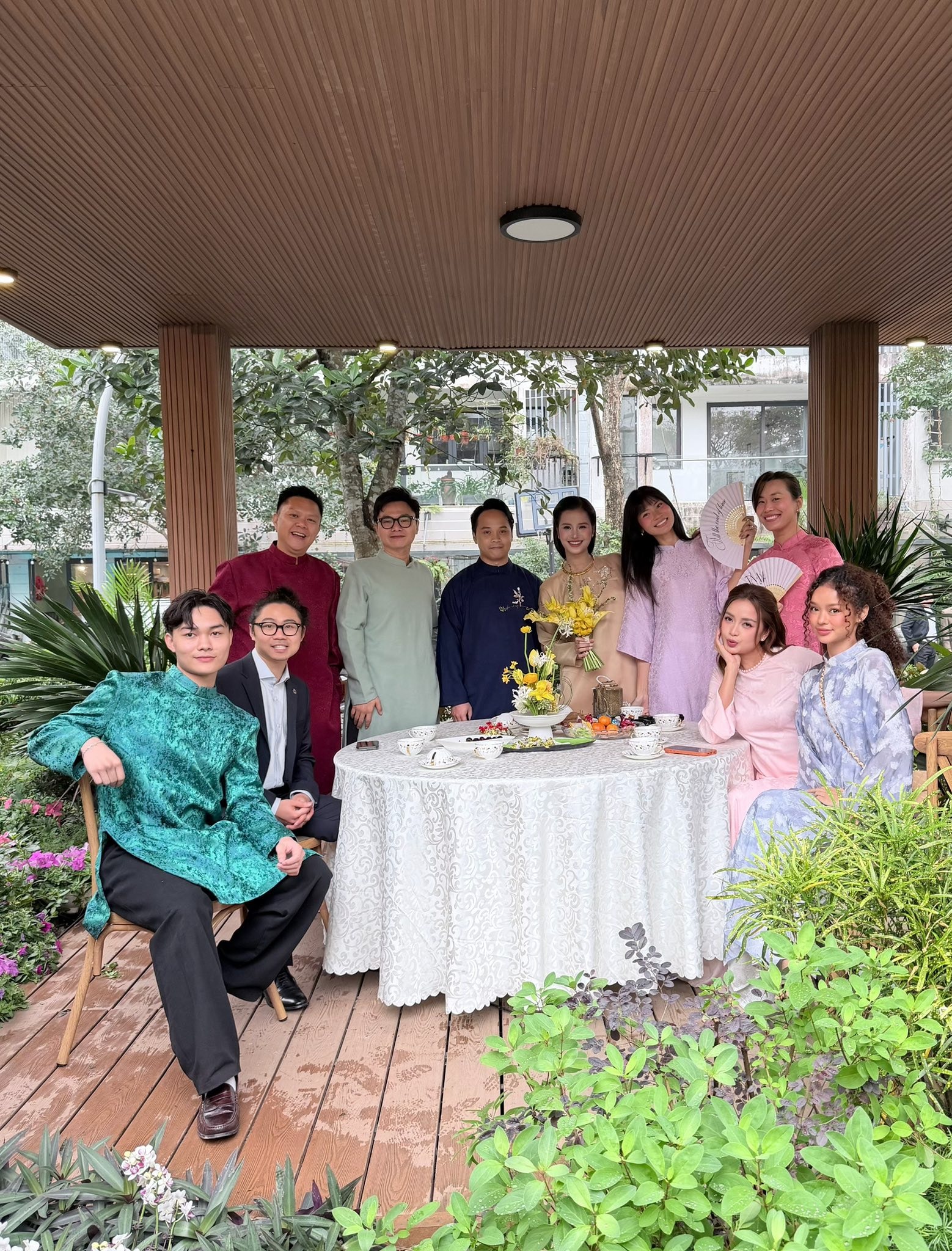 Á hậu Hương Ly và chồng doanh nhân Tùng Anh trong lễ gia tiên