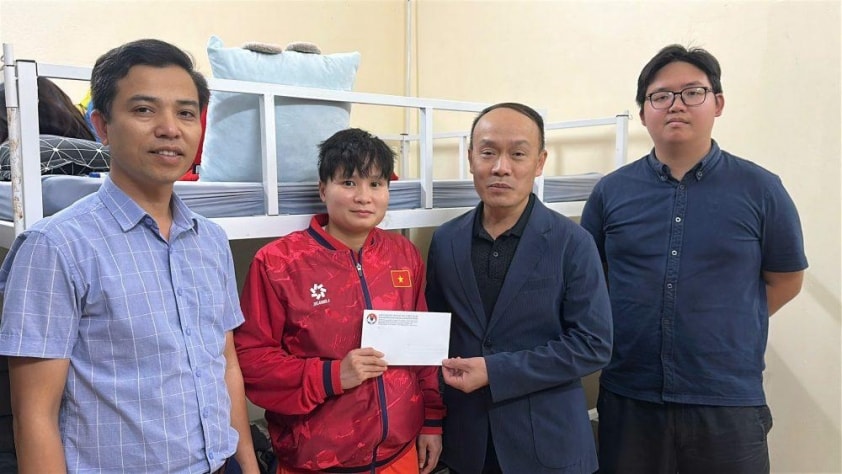Lãnh đạo LĐBĐ Việt Nam thăm 2 cầu thủ lỡ hẹn SEA Games 753729