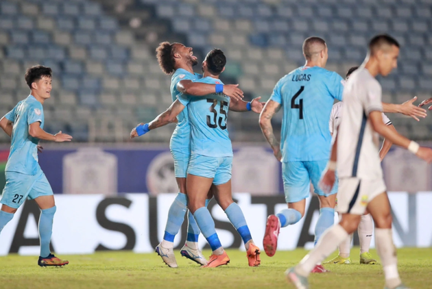 Niềm vui của Xuân Son khi ghi hat-trick cho Nam Định.