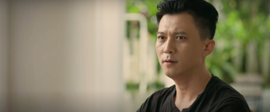 Viễn và Ngân nói chuyện riêng trong một cảnh phim.