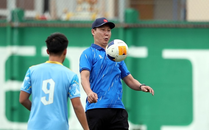 HLV Kim Sang Sik quyết định cho học trò nghỉ xả hơi ngày 5/12.