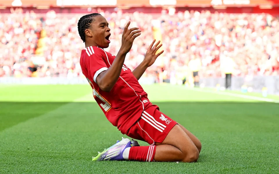 Rio Ngumoha là tâm điểm của cuộc tranh cãi gay gắt giữa Liverpool và Chelsea.