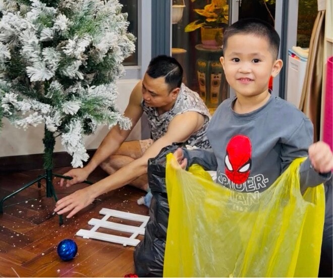 NSND Tự Long và con trai út - bé Bách trang trí cây thông.
