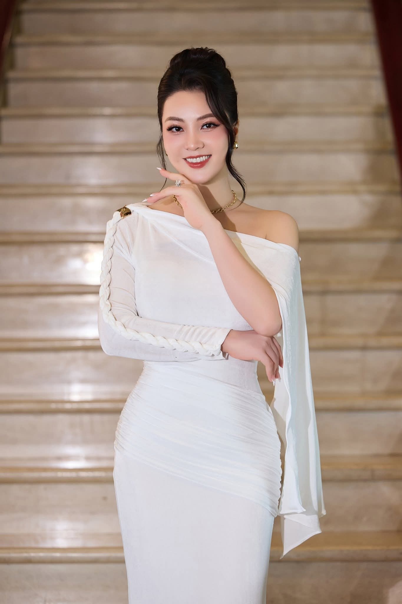 Sắc vóc rạng rỡ của nàng hậu 8X khiến dân tình trầm trồ.