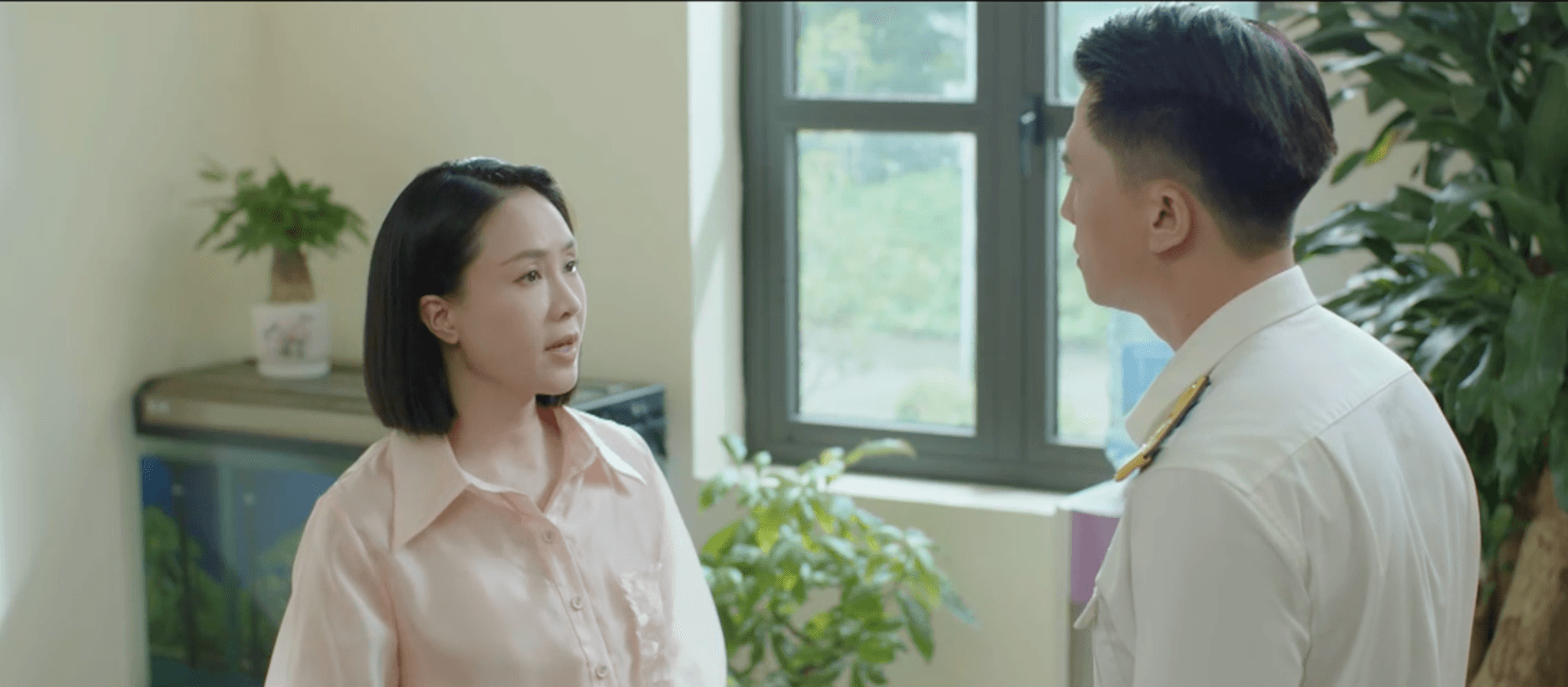 Hằng Thu chất vấn chồng về nguồn gốc bức tranh.