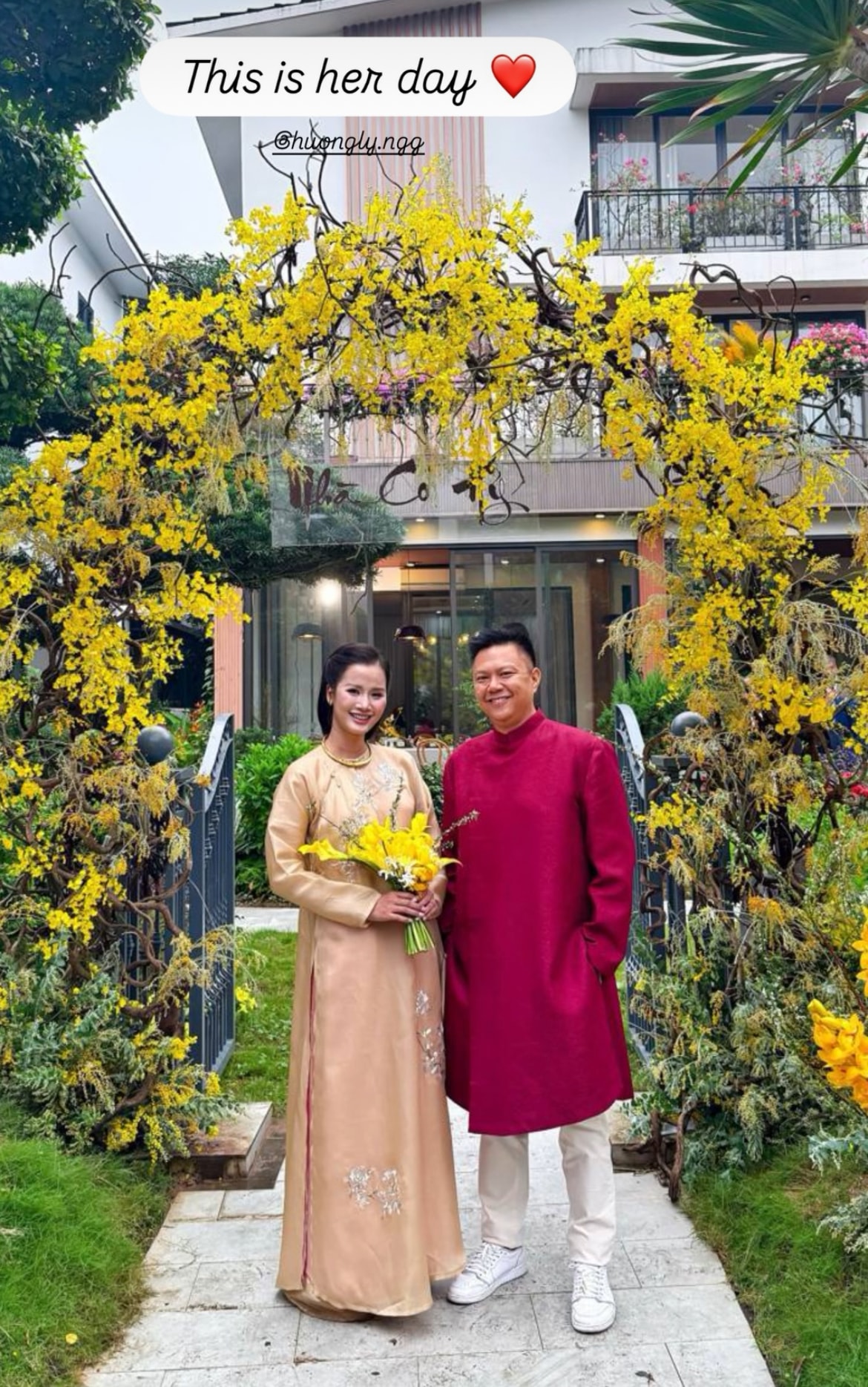 Ông Valentin Trần cũng diện áo dài để chúc phúc người bạn thân thiết