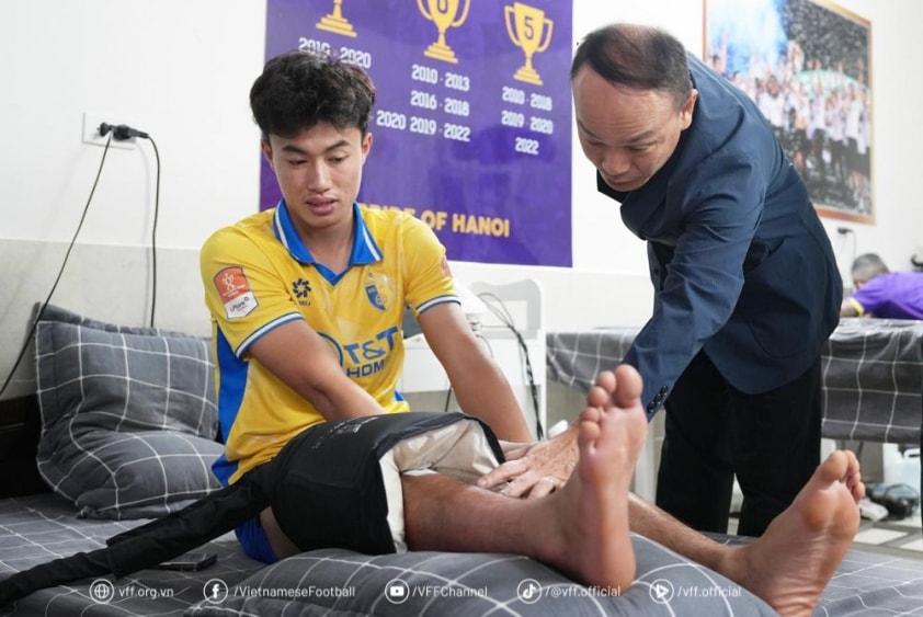 Lãnh đạo LĐBĐ Việt Nam thăm 2 cầu thủ lỡ hẹn SEA Games 753730