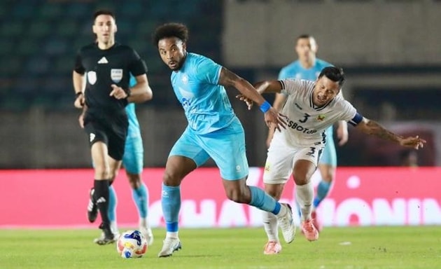 Xuân Son tỏa sáng trong màu áo Nam Định.