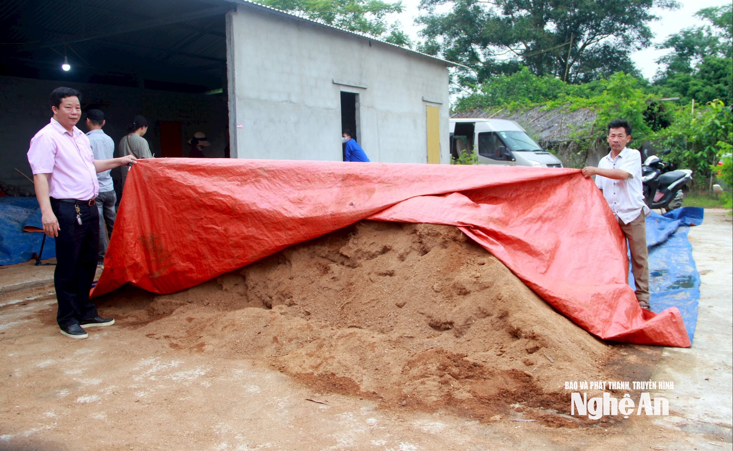 La Banque de politique sociale visite un modèle de culture de champignons auprès des populations locales