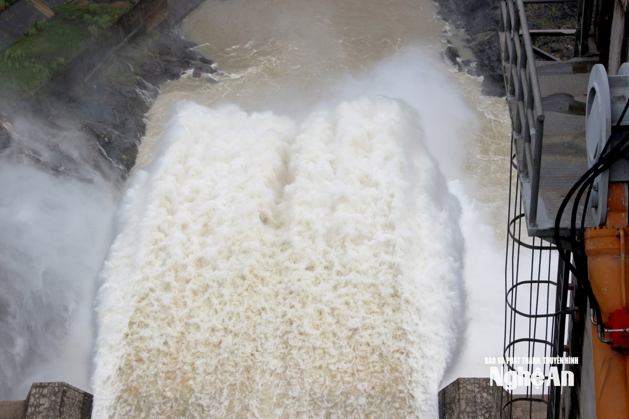 Xả lũ ở các hồ chứa thuỷ điện. Ảnh Quang An