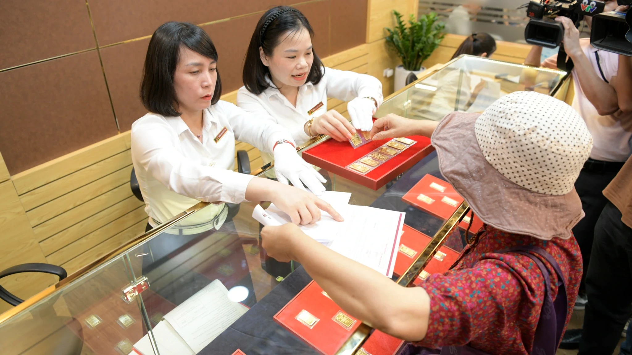 Giá vàng chiều nay 7/12/2025: Giá vàng ACB SJC PNJ, nhẫn, vàng thế giới