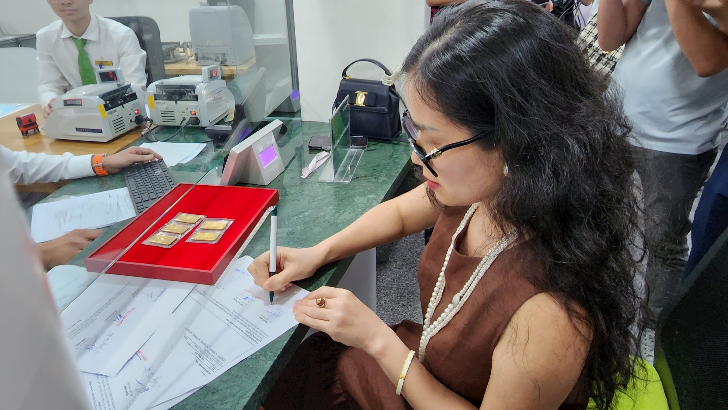 Giá vàng chiều nay 8/12/2025: Giá vàng ACB SJC PNJ, nhẫn, vàng thế giới