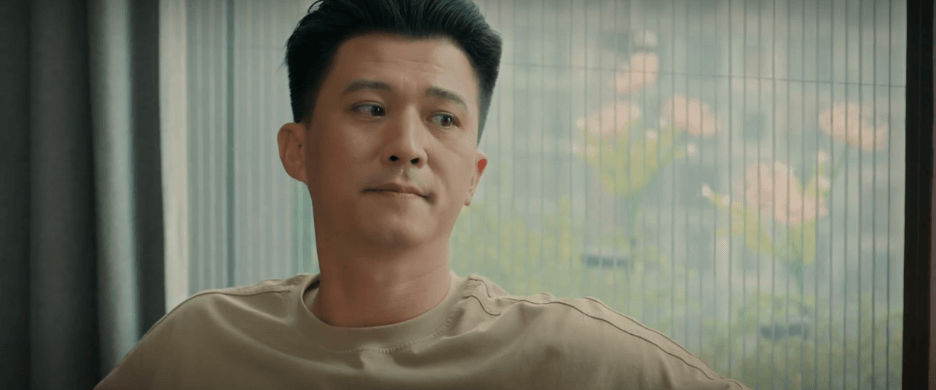 Tú bàng hoàng khi gặp Bách và vị hôn thê Duyên.