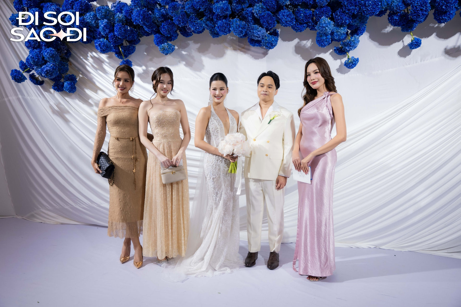 Dàn mỹ nhân chụp ảnh cùng cô dâu chú rể.