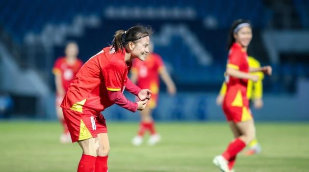Thái Thị Thảo vui mừng với cú hat-trick ghi được.