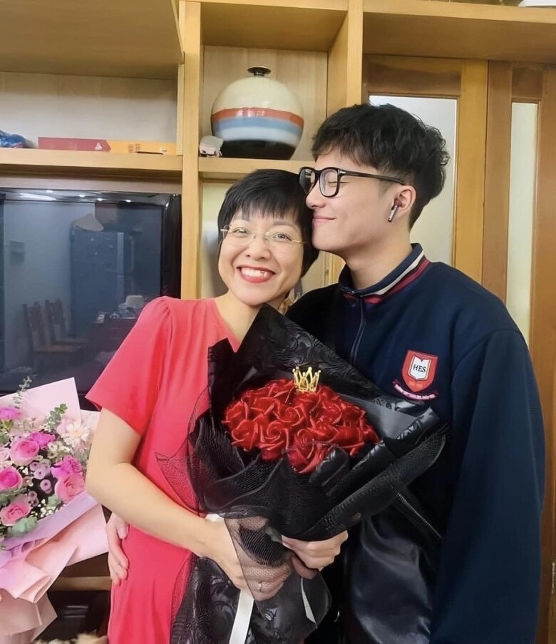 Nữ MC luôn ở bên con trai như 1 người bạn đồng hành.