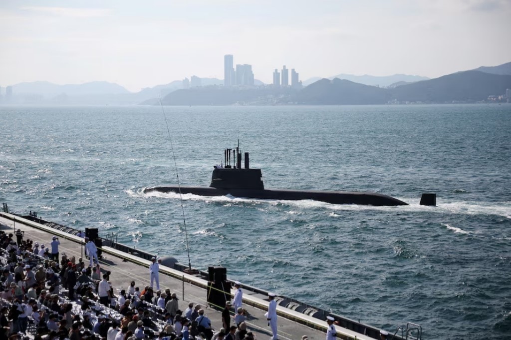 Tàu ngầm lớp KSS-III Dosan Ahn Changho của Hải quân Hàn Quốc trên vùng biển Busan, ngày 26/9. Ảnh: Reuters