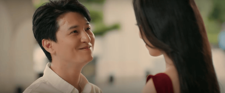 Duyên và Bách thảo luận về kế hoạch chụp ảnh cưới.